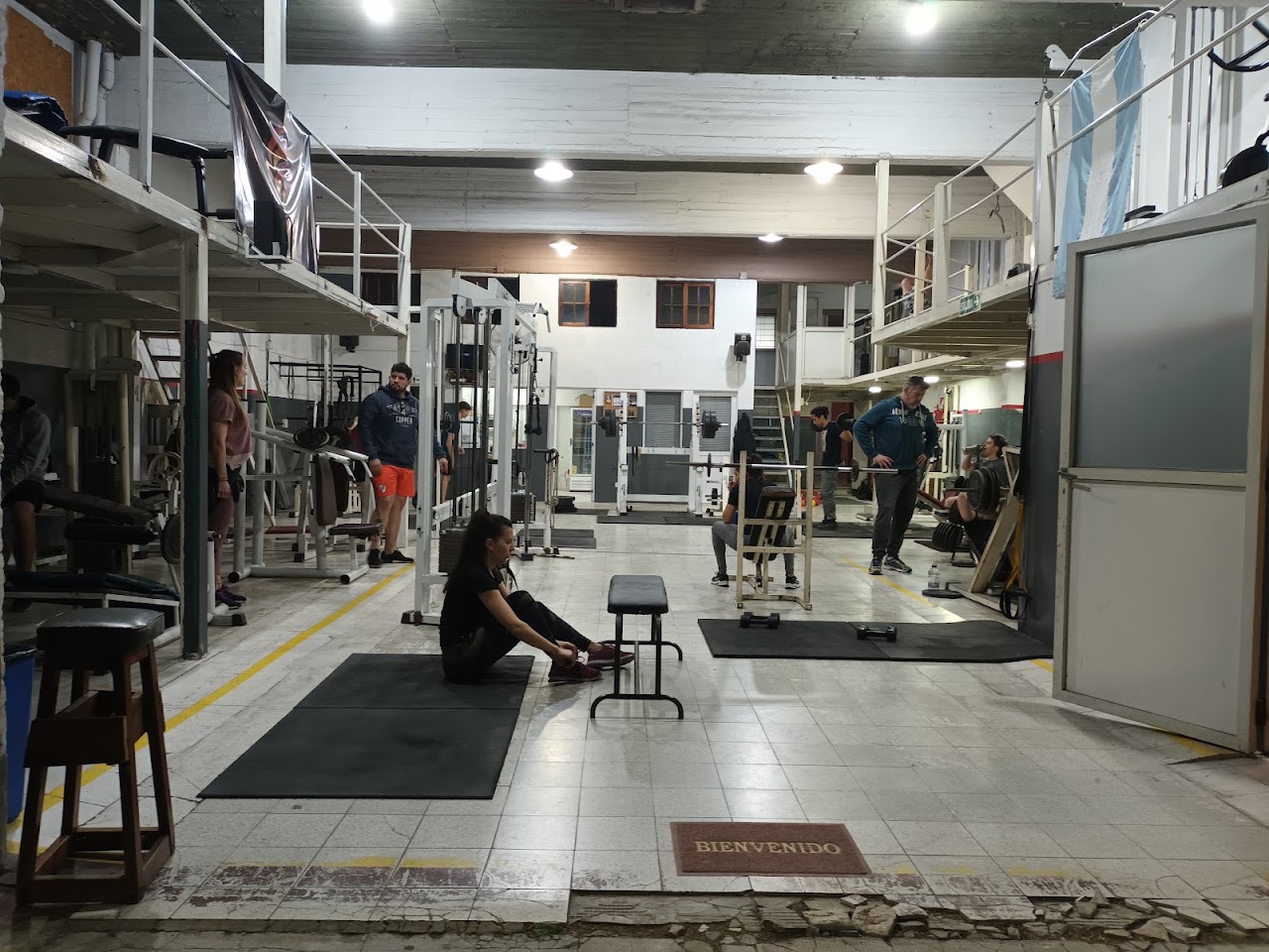 Instalaciones de pesas y racks en Atenas Training Club Ituzaingó