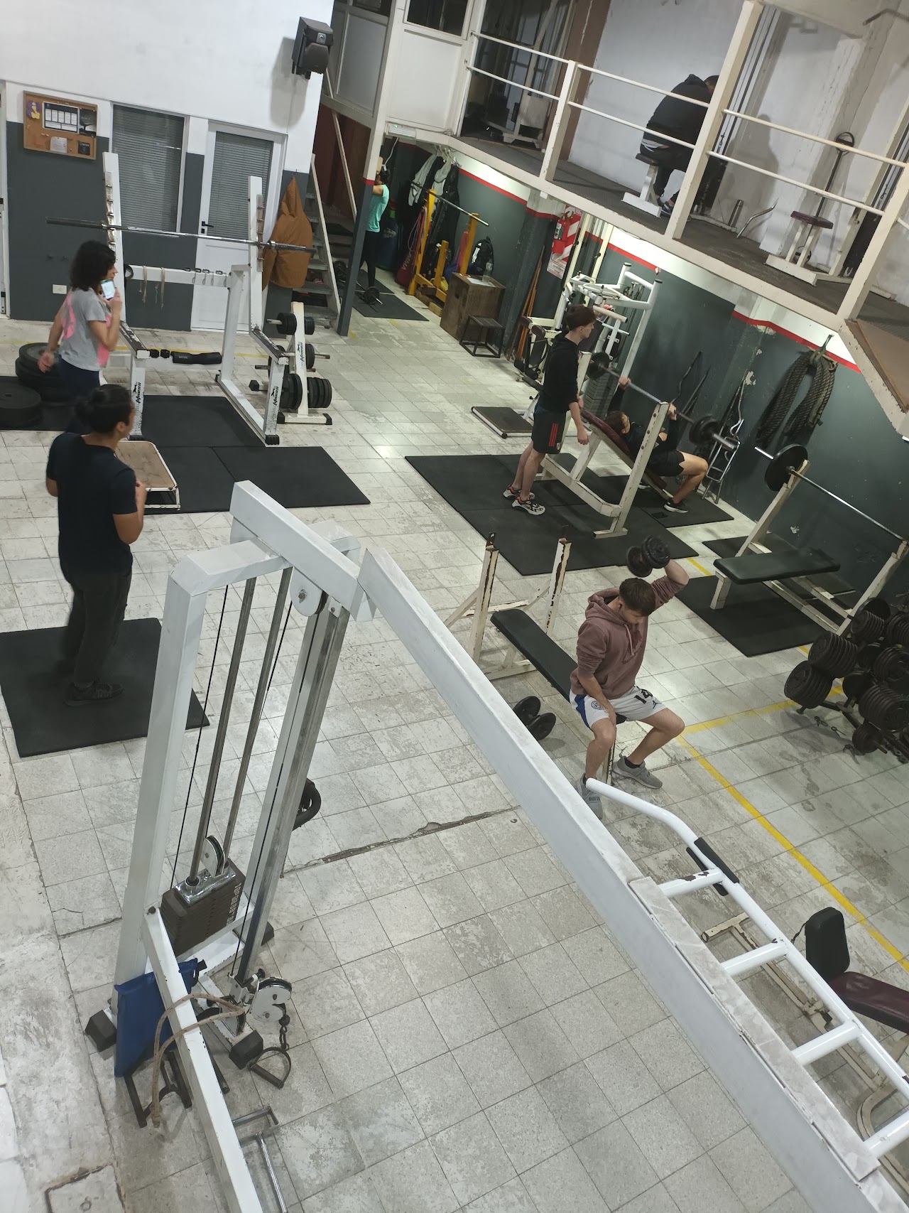 Entrenamiento guiado y corrección técnica por profesores